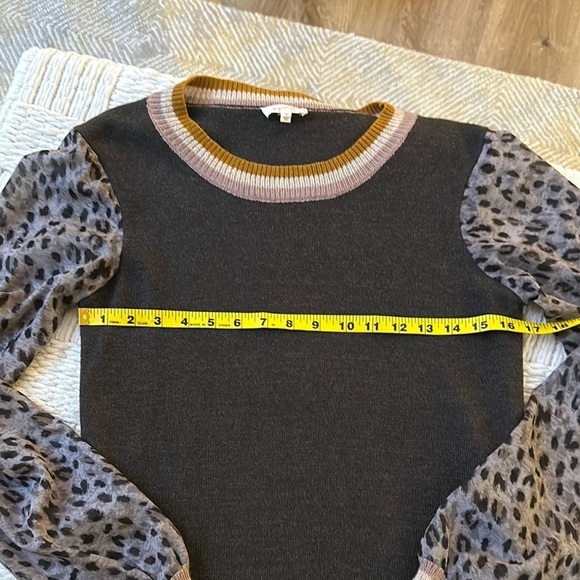 Pullover crewneck animal print sleeve sweater - Picture 2 of 6